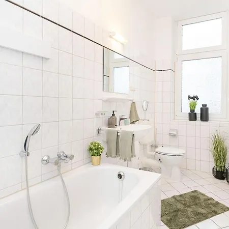 Apartment Modern & Stylish For 3: Smart Tv
